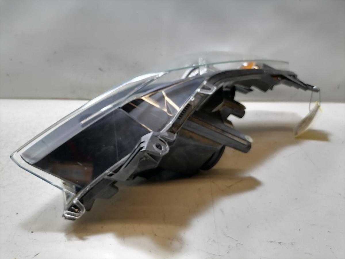 Opel Astra H Scheinwerfer vorn rechts Halogen Schwarzer Hintergrund Bj.2009